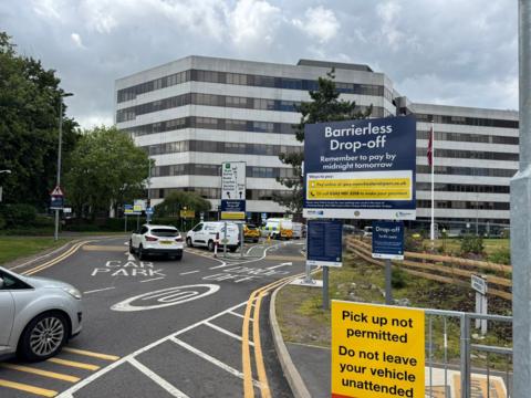 Barrierless payment reminder sign already present at the airport's drop-off zone