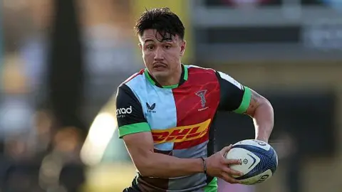 Marcus Smith of Harlequins runs with the ball