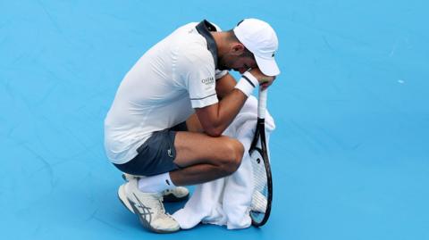 Novak Djokovic struggles with the heat