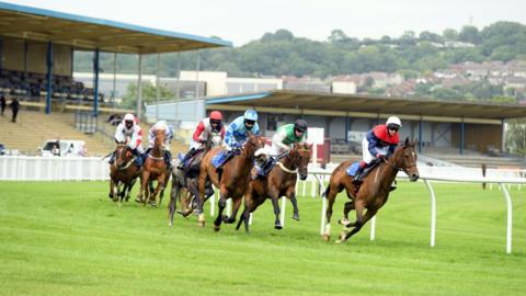 Horse racing at Newton Abbot