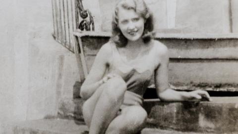 By 1934 Mary Anne MacLeod had become a glamorous New Yorker. This photo, was taken on the steps of a Long Island swimming pool