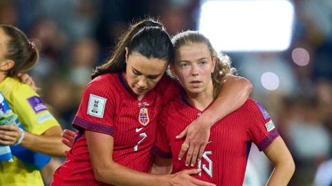 Justine Kielland (right)