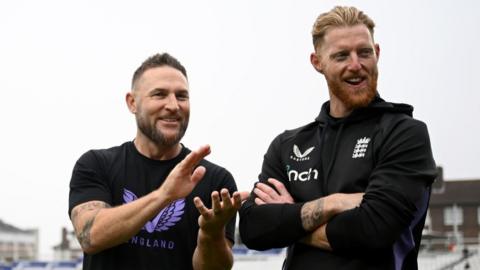 Brendon McCullum and Ben Stokes clapping