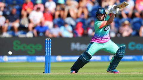 Alice Capsey batting for Oval Invincibles