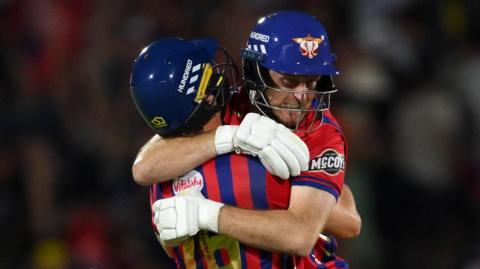 Manchester Super Giants players embrace after winning the 2026 men's Hundred