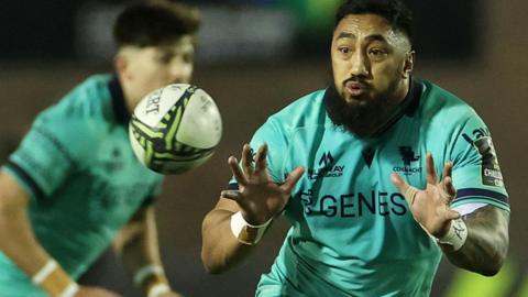 Bundee Aki receives a pass