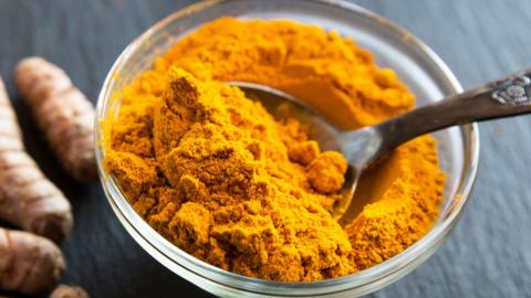 A small bowl of powdered turmeric. © Getty Images.