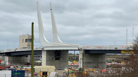 A wider view of Lowestoft's bascule span bridge