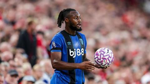 Antoine Semenyo in black and blue Bournemouth away shirt
