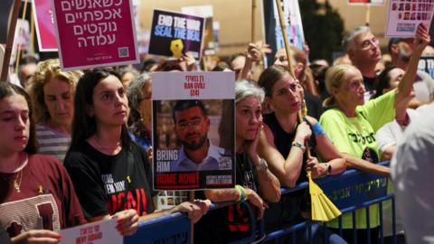 Israeli hostages' families and their supporters demand a a Gaza ceasefire and hostage release deal in Tel Aviv, Israel (26 July 2025)
