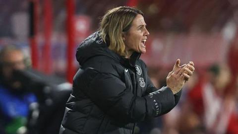 Chelsea manager Sonia Bompastor encourages her players