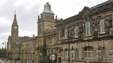 Image shows the Victorian-era Bootle Town Hall. 