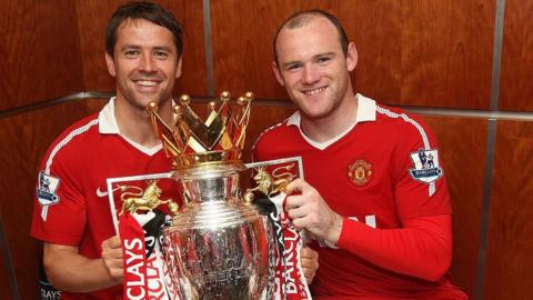 Michael Owen and Wayne Rooney with the Premier League trophy