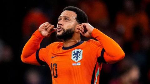 Memphis Depay celebrates his goal against Finland