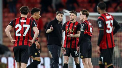 Bournemouth manager Andoni Iraola with his players after the game.