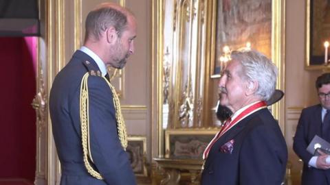 Sir Gerald Davies yn cael ei arwisgo yng Nghastell Windsor