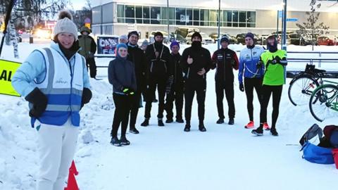 Runners prepare to run Pokkinen Parkrun in the snow