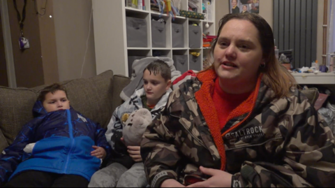 Bethan Phillips gyda'i meibion Sam ac Andrew