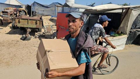 Some Palestinians were seen holding food parcels bearing the GHF logo in western Rafah, in the southern Gaza Strip (27 May 2025)