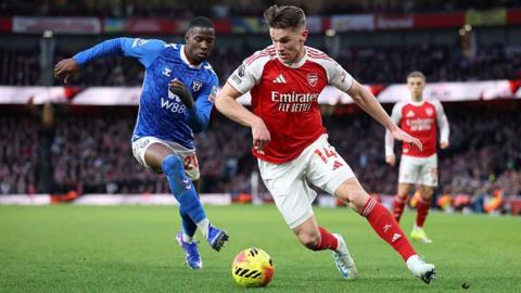 Viktor Gyokeres of Arsenal holds off Nordi Mukiele