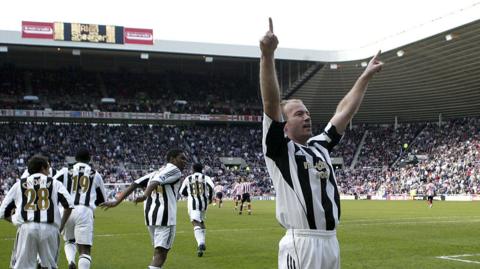 Alan Shearer celebrates scoring final goal against Sunderland in 2006