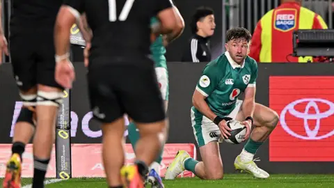 Hugo Keenan scores try