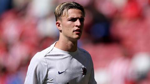 Jesse Derry warming up for Chelsea against Sunderland