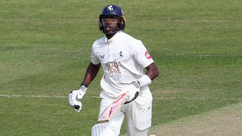 Tawanda Muyeye made his maiden first class double century on day three at New Road.