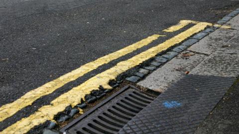 General image of double yellow lines