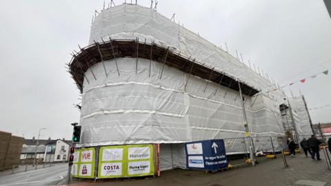 Gwaith adeiladu ar hen safle Debenhams yng Nghaerfyrddin