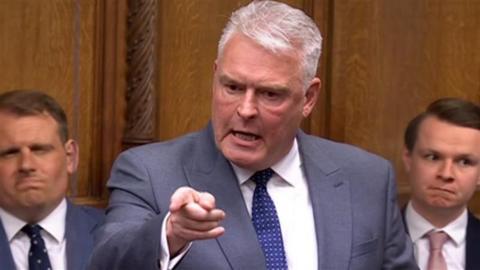 Lee Anderson pointing in the Commons chamber