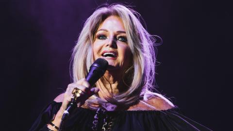 Cafodd Bonnie Tyler, neu Gaynor Hopkins, ei geni yn Sgiwen, Castell-nedd