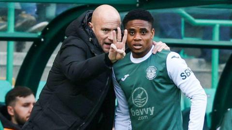 Hibernian head coach David Gray (L) and Thibault Klidje during a William Hill Premiership match between Hibernian and Livingston at Easter Road