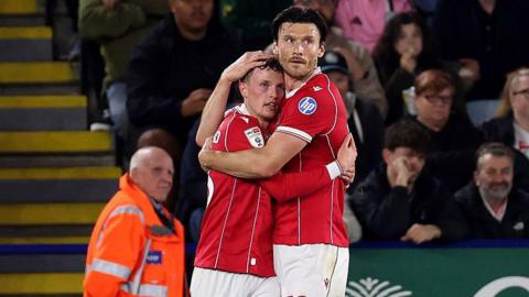 Kieffer Moore a Nathan Broadhead