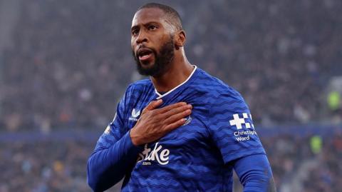 Beto taps the Everton badge after scoring