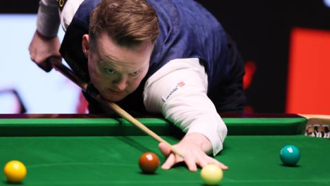Shaun Murphy plays a shot