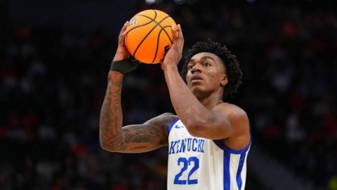 Amari Williams prepares to shoot at the basket