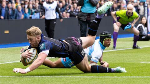 Kyle Steyn scores a try for Glasgow Warriors against Bulls