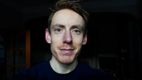 Jon Doyle yn edrych yn syth i'r camera
