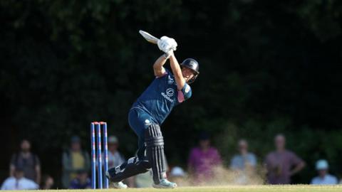  Jack Davies of Middlesex bats