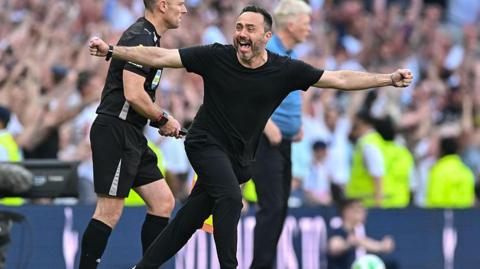 Roberto De Zerbi Head Coach of Tottenham Hotspur celebrates