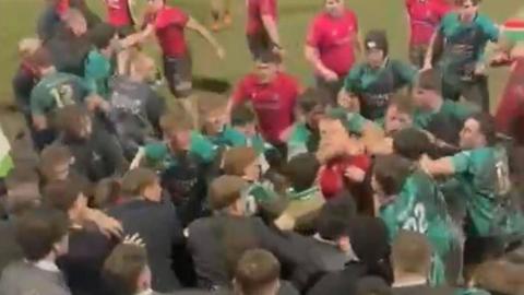 Fideo o gyfryngau cymdeithasol yn dangos yr ymladd