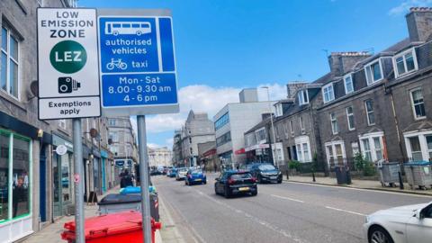 Signage on Holburn Street, Aberdeen alerting drivers they are entering the city's Low Emission Zone