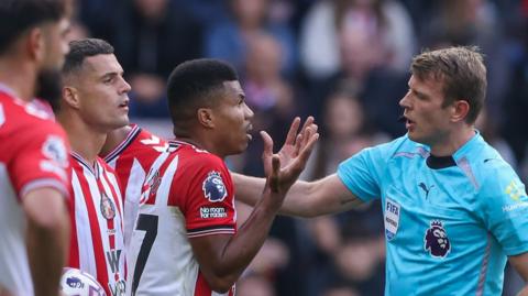 Reinildo confronts a referee