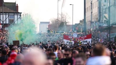 Manchester United fans protest approaches Old Trafford