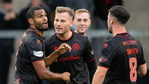 St Mirren won 2-1 at Station Park