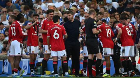Michael Carrick talks to his Manchester United players on the touchline at Brighton during a drinks break