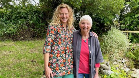 Màiri NicGillìosa agus Sue Blair