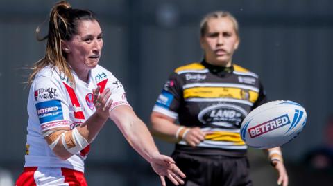 St Helens' Faye Gaskin throws a pass