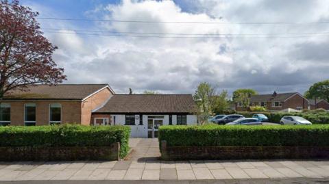 Neuadd Goffa Llys-faen ar Heol-y-Delyn, Caerdydd